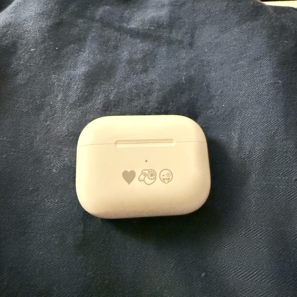 Apple Earbud Headphones in Cream
